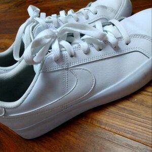 Nikes size 8.5 Womens